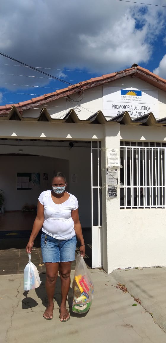 Família de Cristalândia retiraram as cestas na sede da Promotoria de Justiça