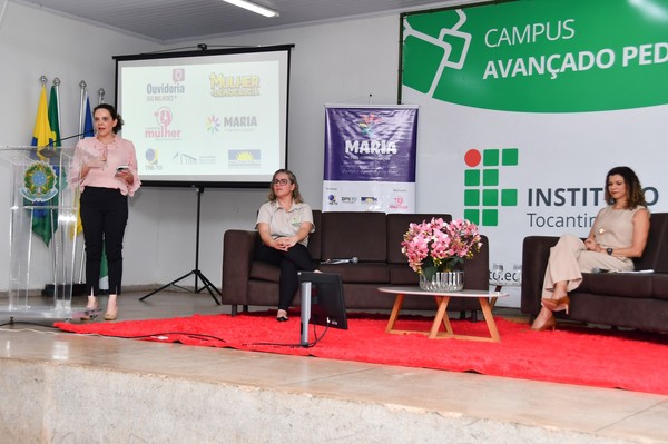 A Promotora de Justiça Munique Teixeira Vaz, Coordenadora do Núcleo Maria da Penha,  participou da roda de conversa na IFTO.