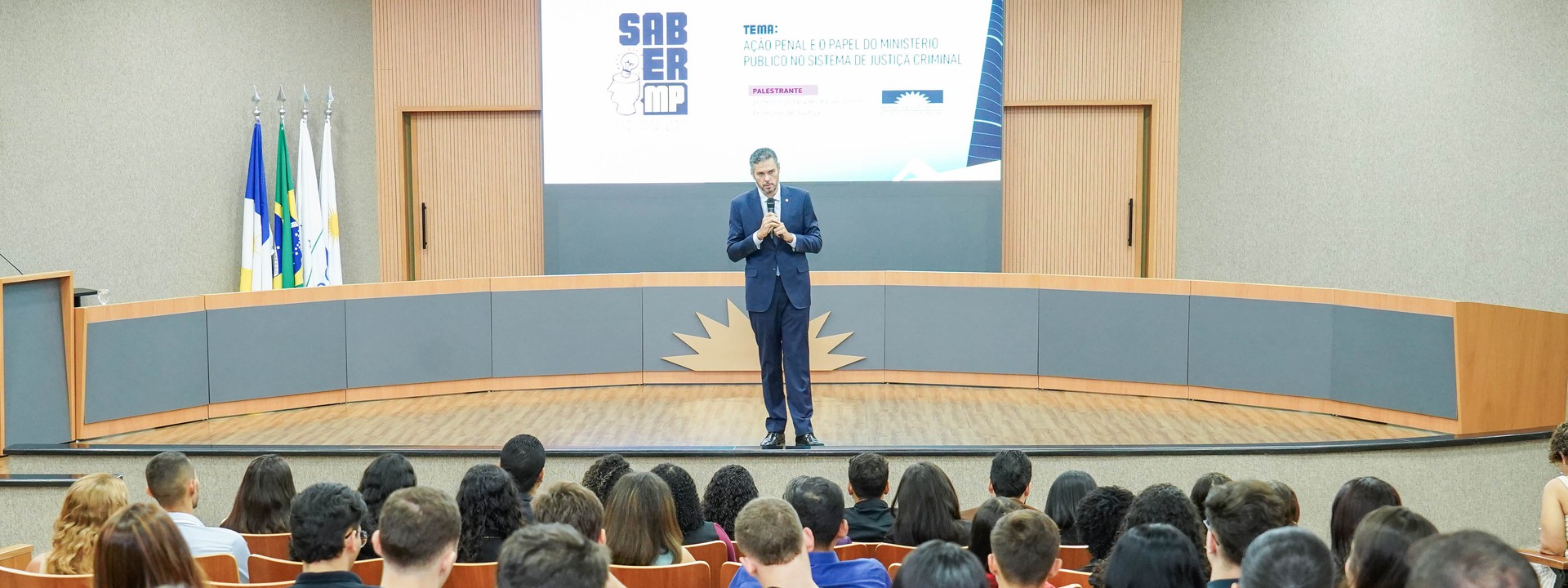 O promotor ressaltou a importância constitucional do Ministério Público.