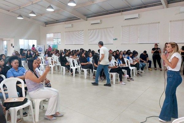 Psicopedagoga do Núcleo Maria da Penha, do MPTO, Leila Maria Lopes da Silva, durante palestra