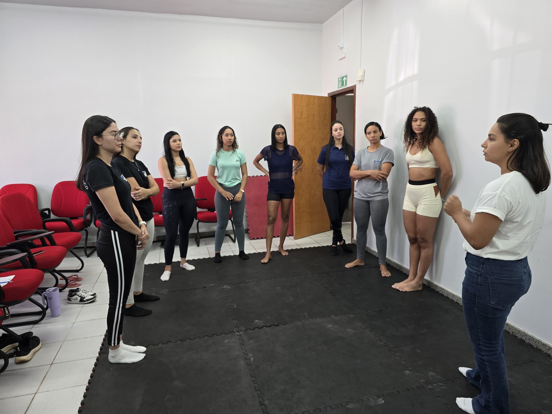 A capacitação foi ministrada pela instrutora de artes marciais Paula Guimarães Nunes