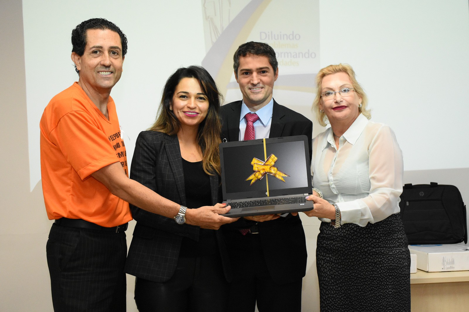 Promotores de Justiça Araína Cesárea e Sidney Fiori recebem prêmio de 1º lugar