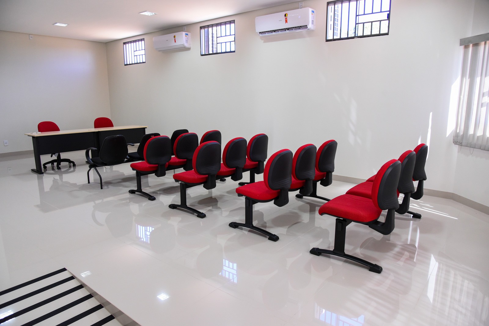 Sala de reuniões com capacidade para 25 pessoas
