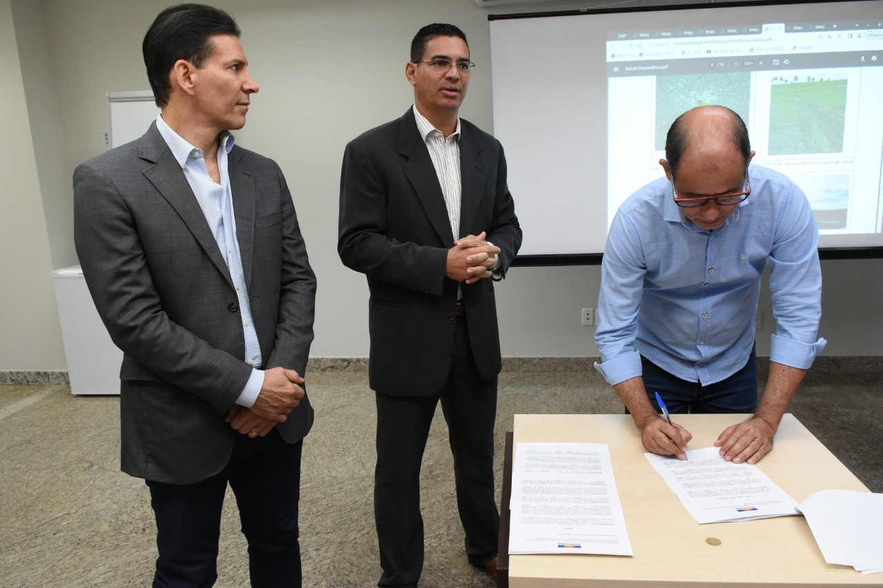 O TAC foi assinado pelo prefeito de Couto Magalhães e pelo promotor de Justiça Brandes na presença do coordenador do Caoma, procurador de Justiça José Maria
