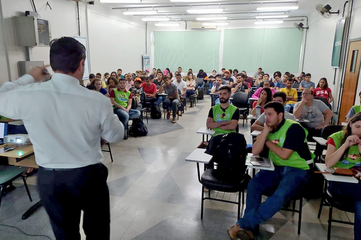 Palestra foi voltada a estudantes de cursos de Veterinária e Zootecnia