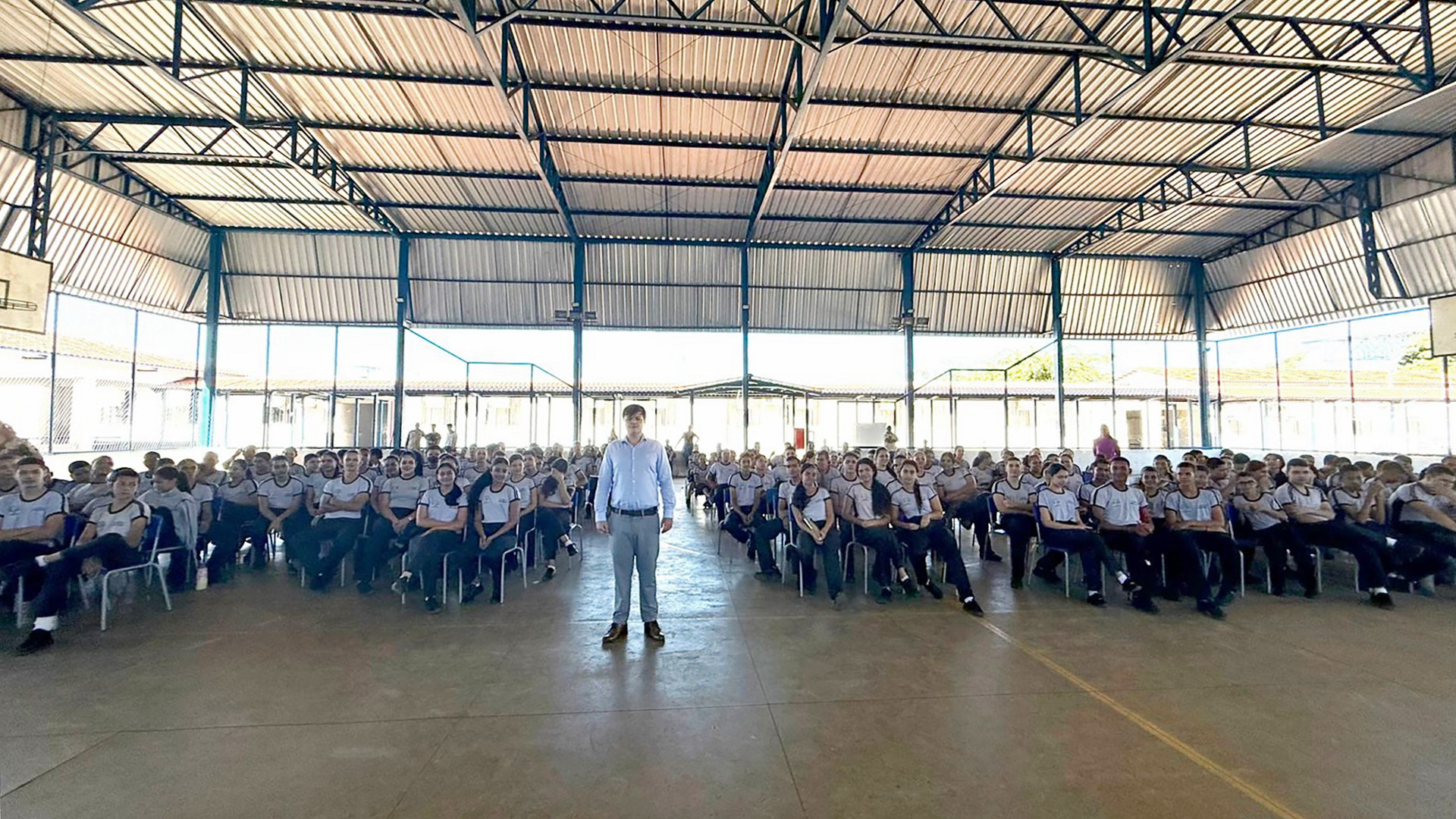Mais de 200 estudantes do Colégio Militar Professora Maria Guedes, em Palmeirópolis, participaram da palestra