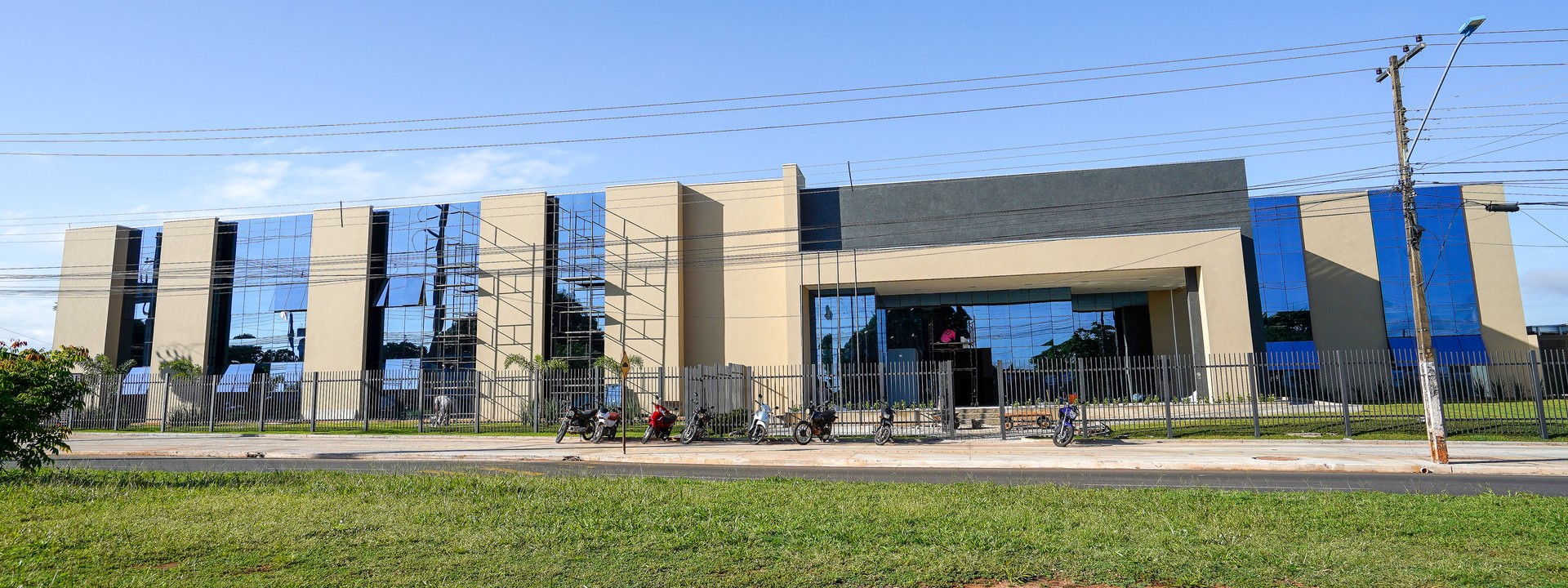 Fachada da nova sede durante a fase de obras