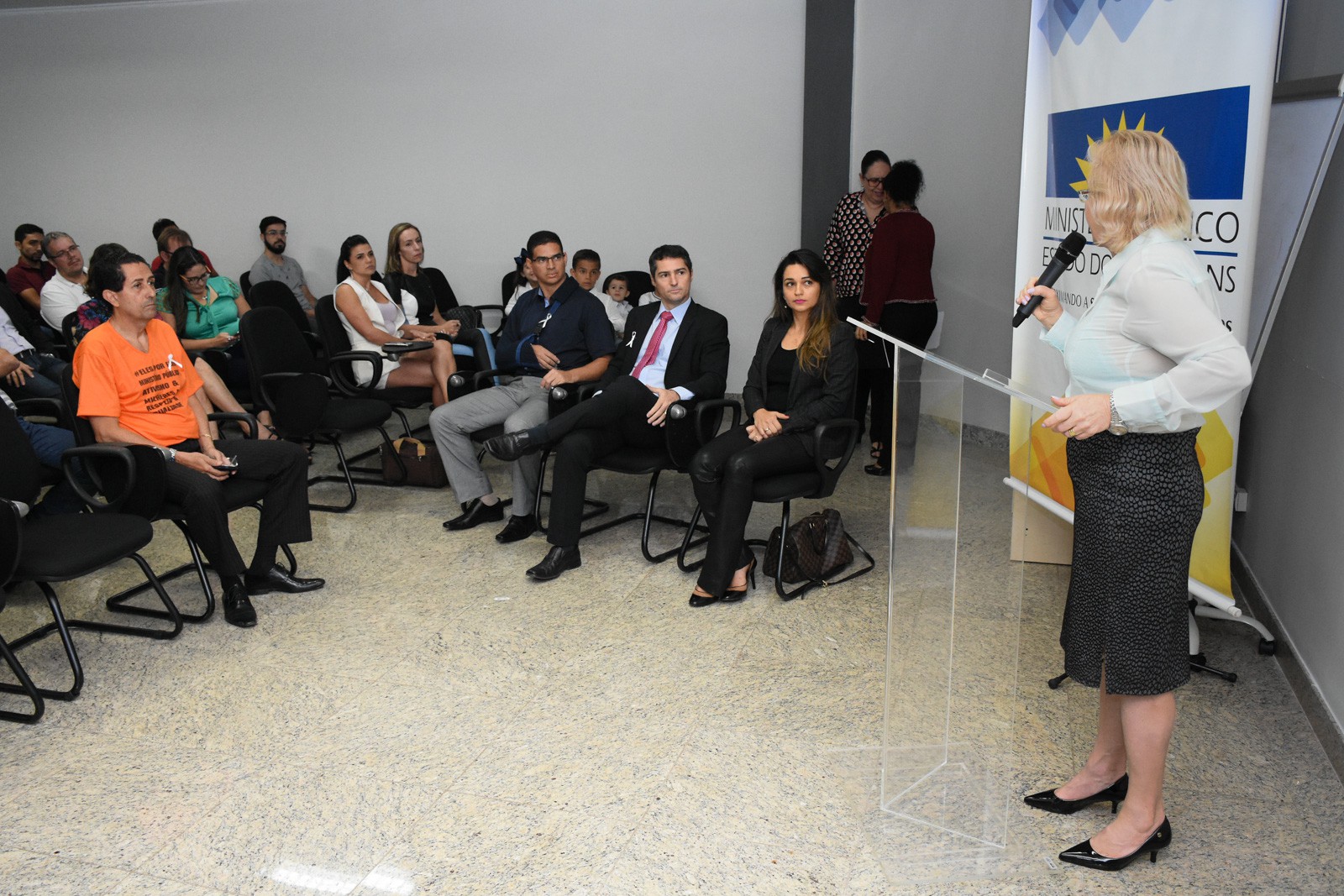 Coordenadora do Cesaf, Vera Nilva, se dirige aos premiados