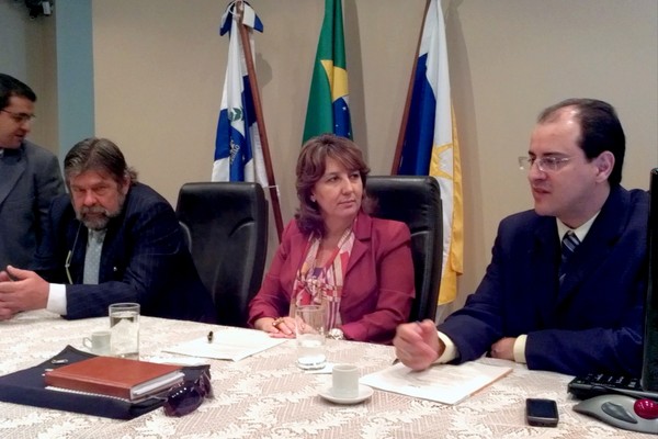 Nicolau Esteves, Maria Roseli e Marcelo Albernaz na reunião