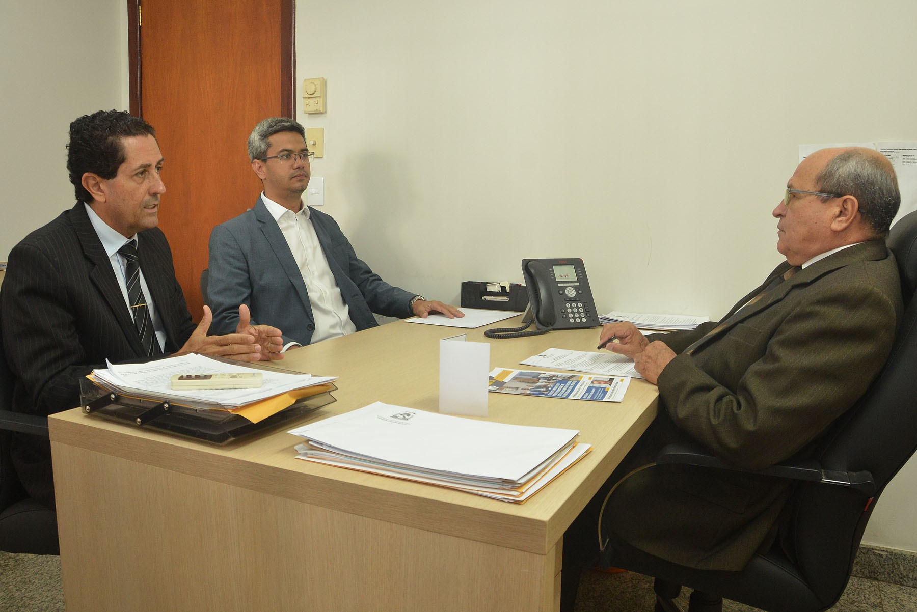 Em visita ao deputado Rocha Miranda