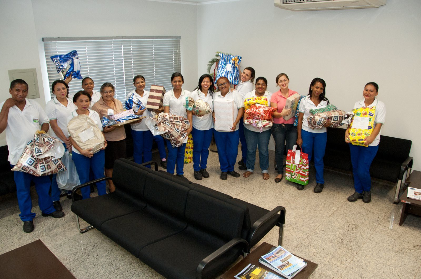 Servidoras comemoram a entrega de presentes