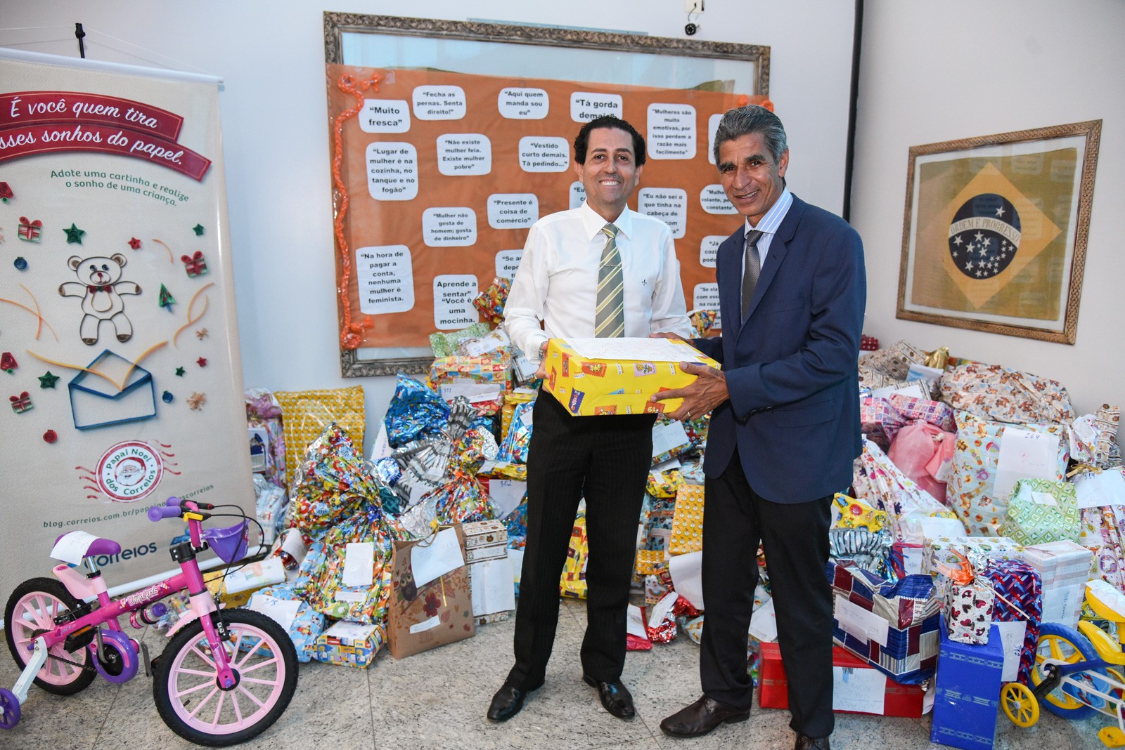 PGJ José Omar realiza entrega de presentes ao superintendente José Luiz