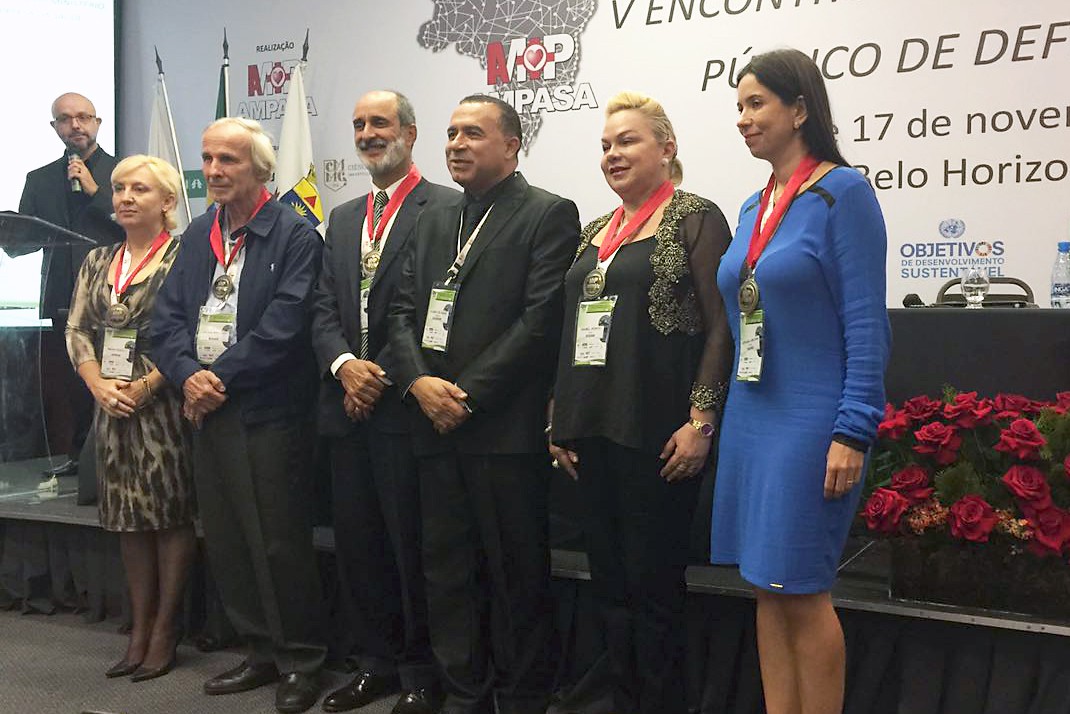 Maria Roseli ao receber homenagem