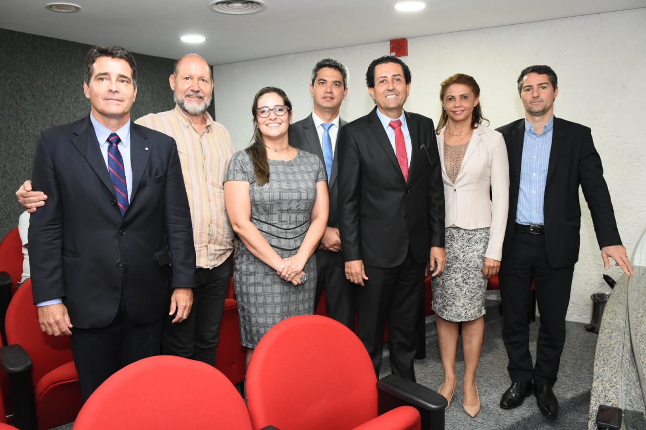  Membros na tribuna de horna