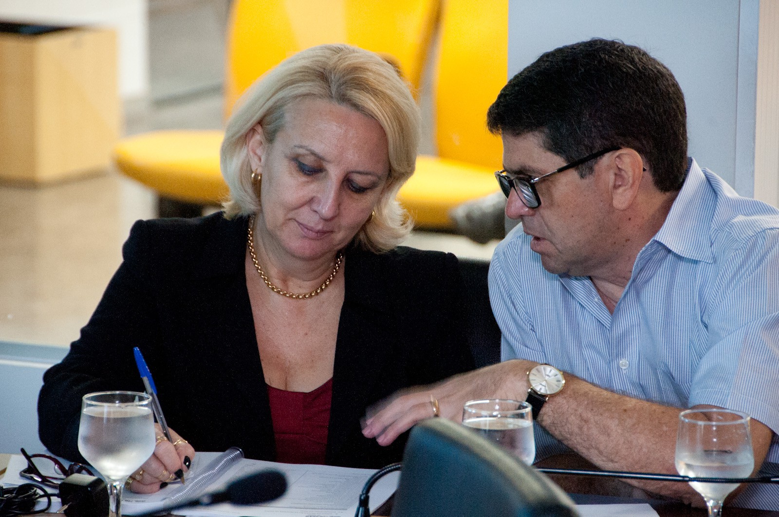 Autoridades analisam os dados apresentados pelo Poder Público Municipal