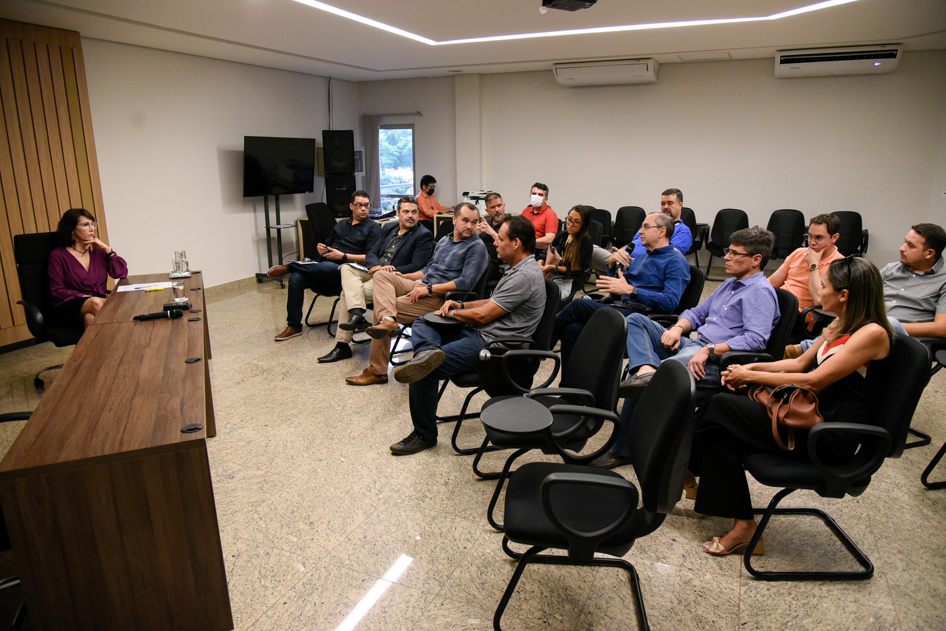 Audiência com representantes do poder público municipal  e  do comércio, hotéis e  agência bancária  instalados na região.