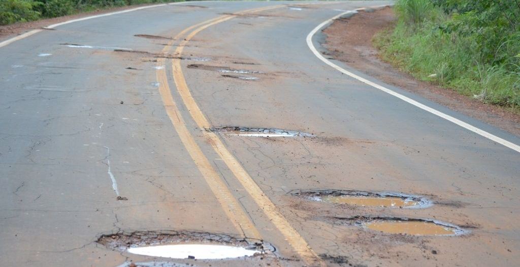 Fotografia ilustra estado da rodovia