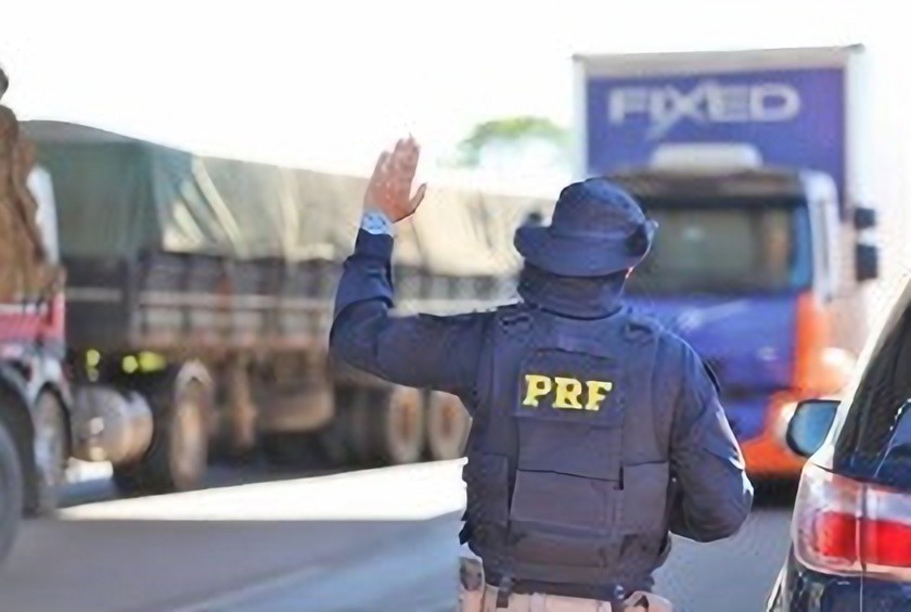 Antes de seguir viagem, todos os motoristas e acompanhantes abordados foram orientados sobre os procedimentos para minimizar os riscos de contágio da Covid-19.