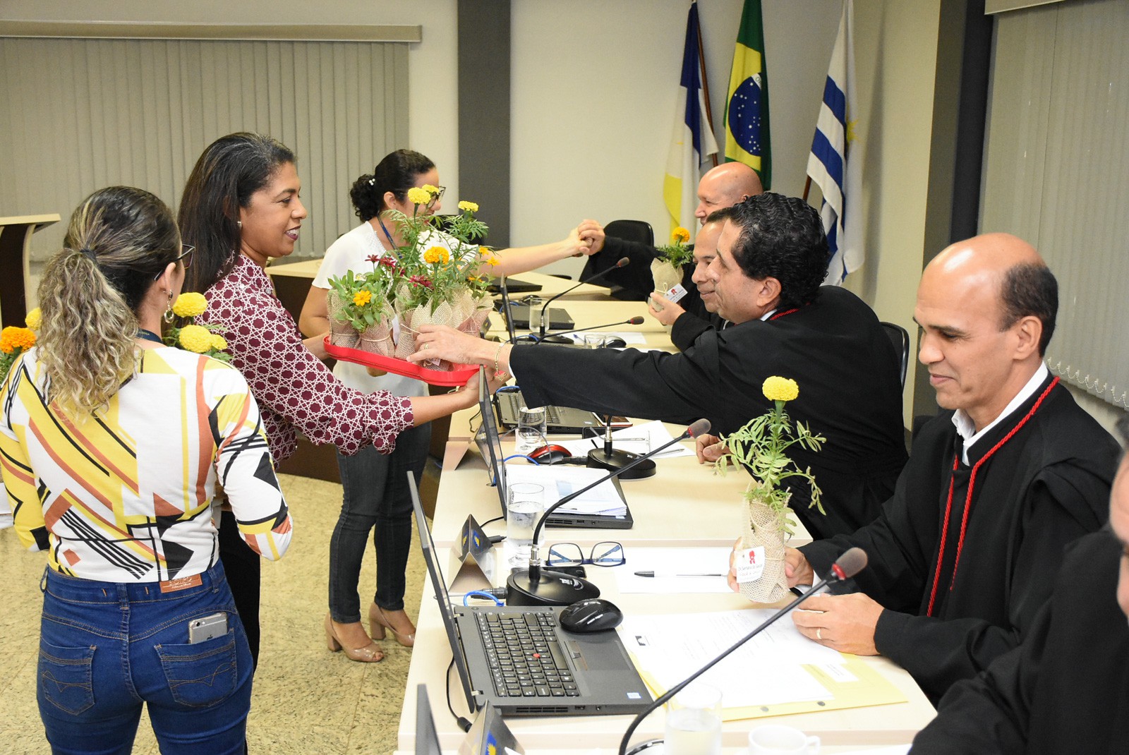 Procuradores receberam flores da equipe de saúde