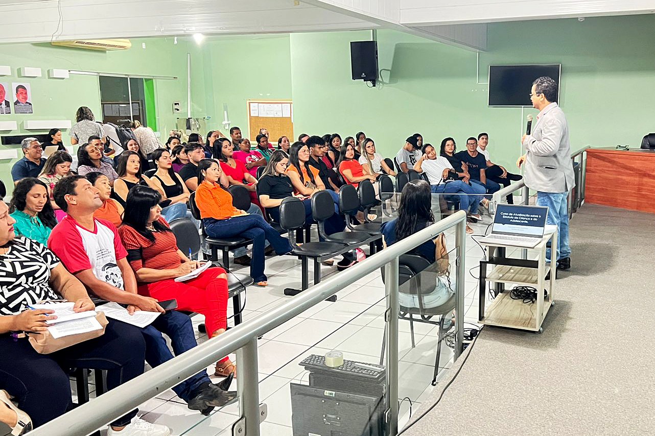 Palestra foi realizada na Câmara e teve objetivo de capacitar candidatos a conselheiros tutelares