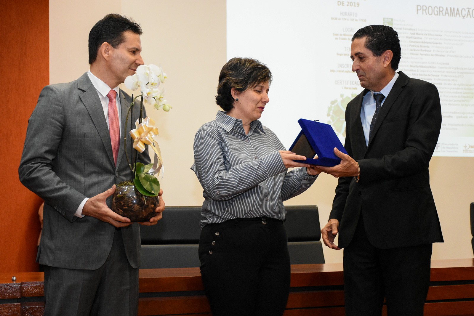 Homenagem à servidora aposentada
