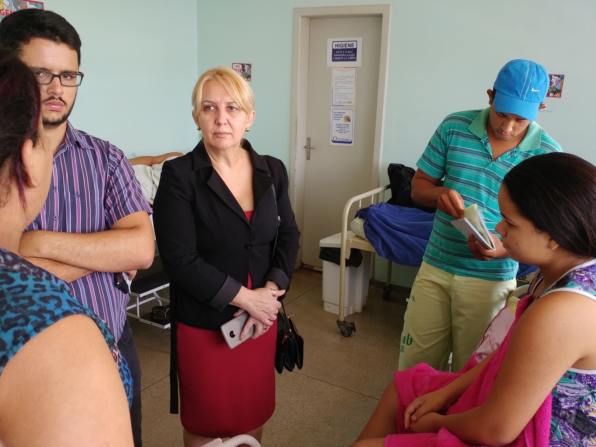 MPE e DPE conversam com familia no Hospital e Maternidade Dona Regina