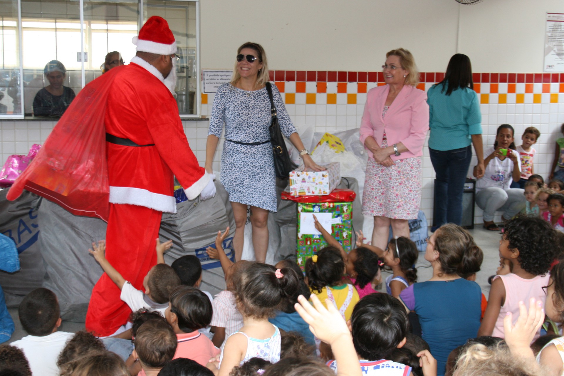 Papai Noel entrega os presentes