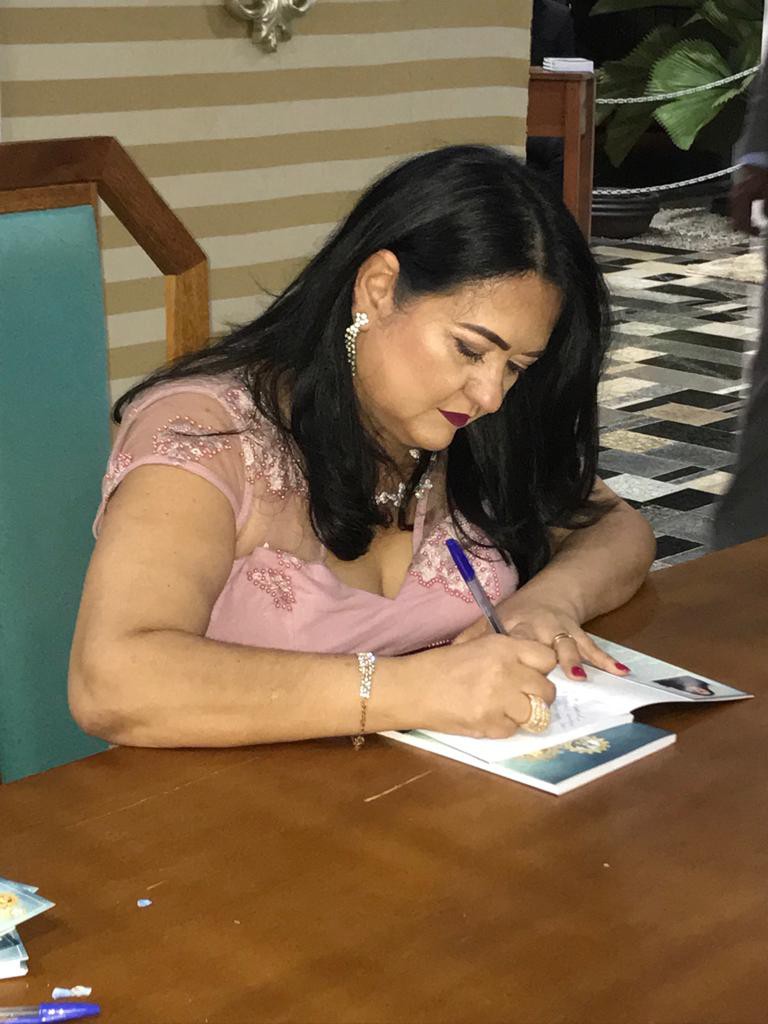 Promotora de Justiça autografa livro