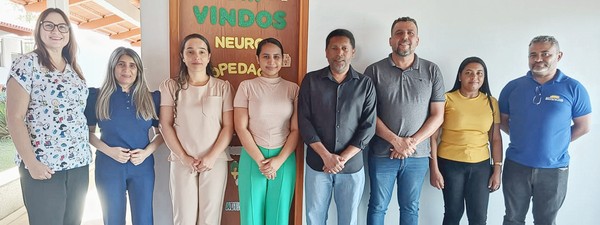 O promotor de Justiça Elizon Medrado entre integrantes da Saúde