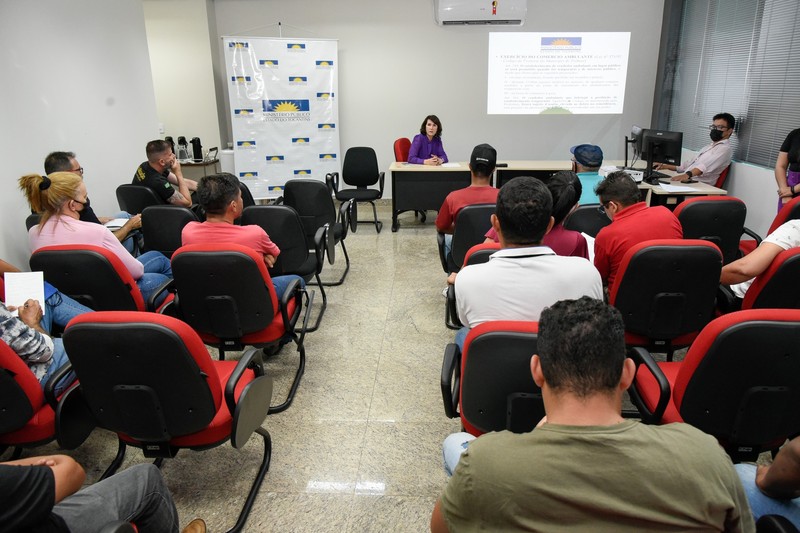 Promotora de Justiça Kátia Gallieta conduziu a reunião