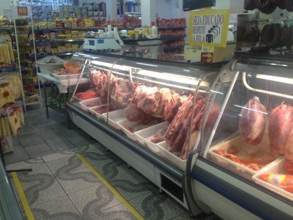 Os palestrantes também falaram sobre os perigos de comercialização de alimentos vencidos e da necessidade de estrutura mínima e higiene para preparo de alimentos em geral
