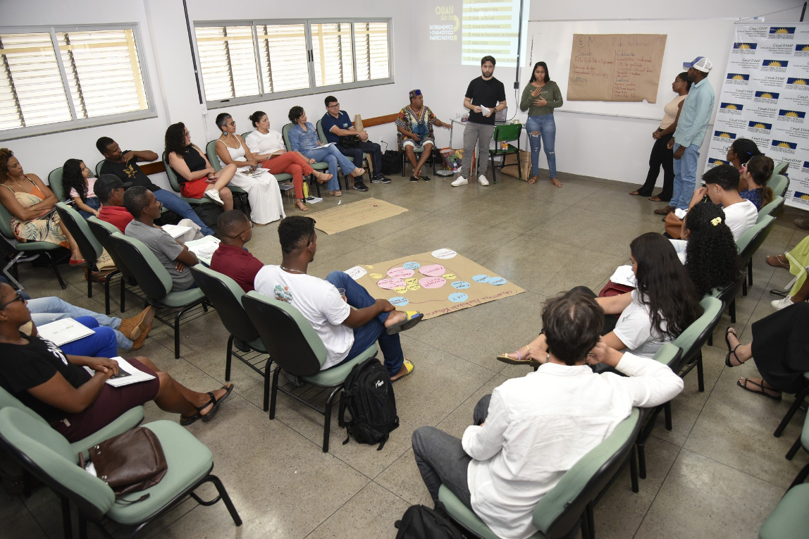 A comunidade participa do planejamento do seu desenvolvimento.