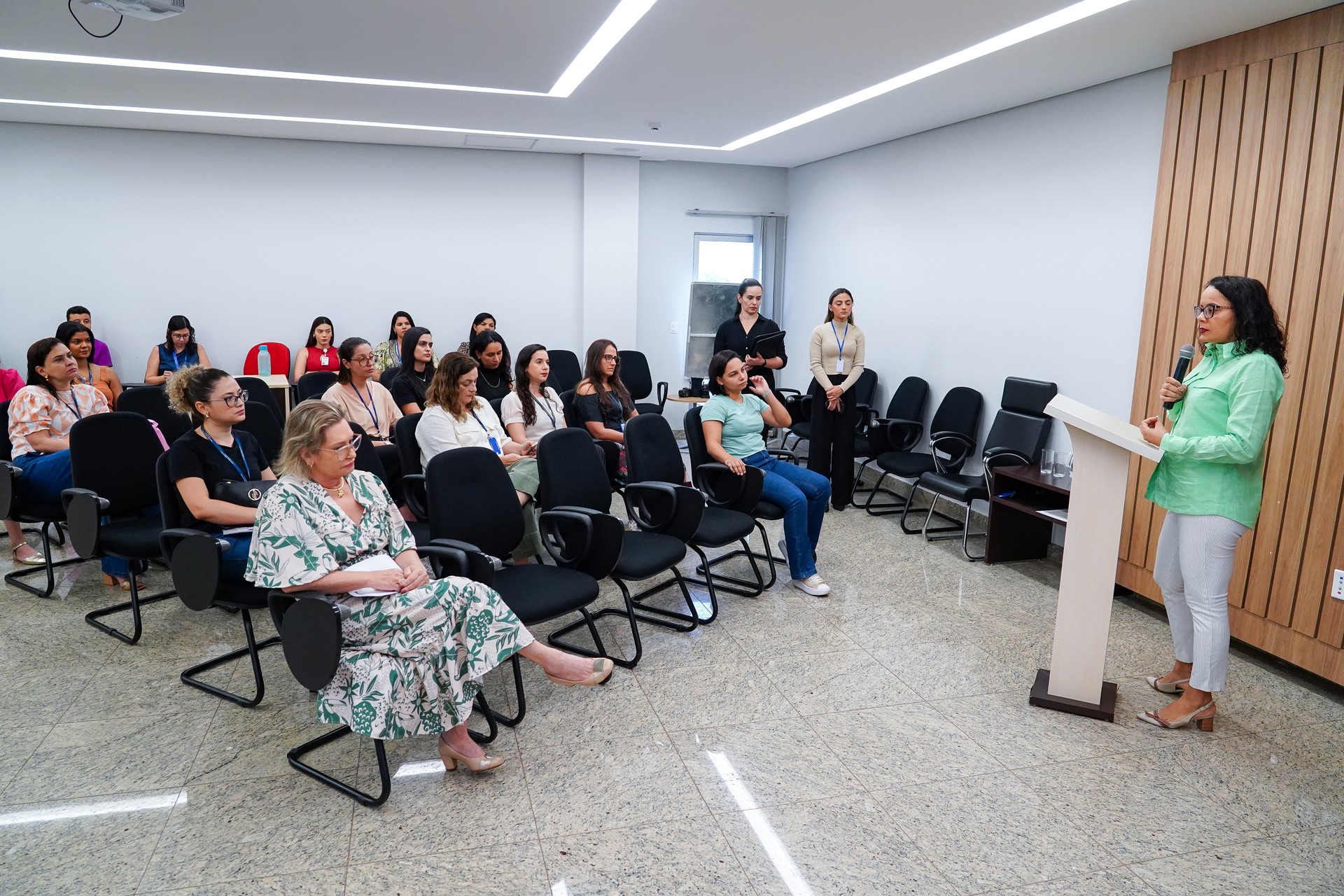 A Promotora de Justiça Cynthia Assis de Oliveira, coordenadora do Caoccid, fez a abertura e também participou do minicurso