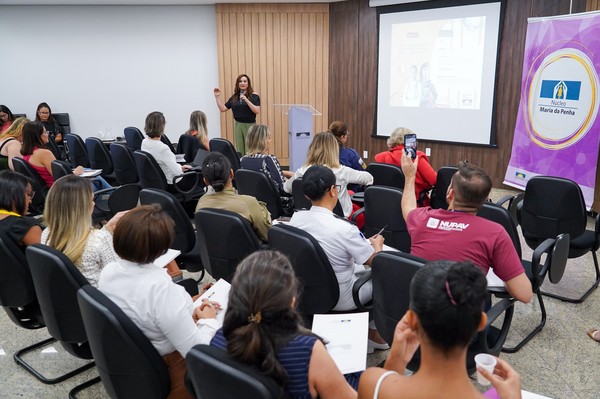 Pós-doutora em Direitos Humanos, Artenira Silva e Silva conduziu a oficina