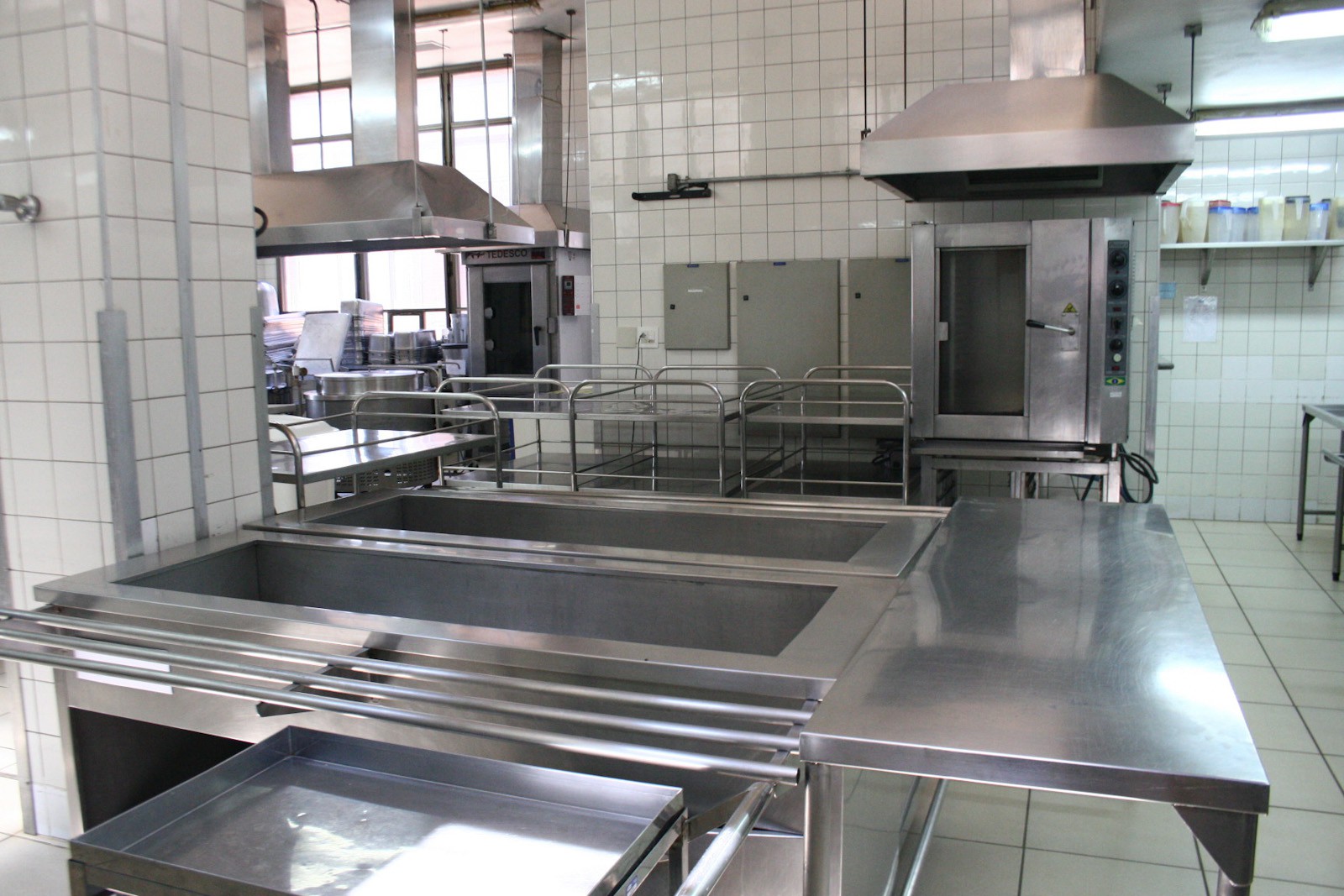 Cozinha sem movimento no horário de preparação do almoço