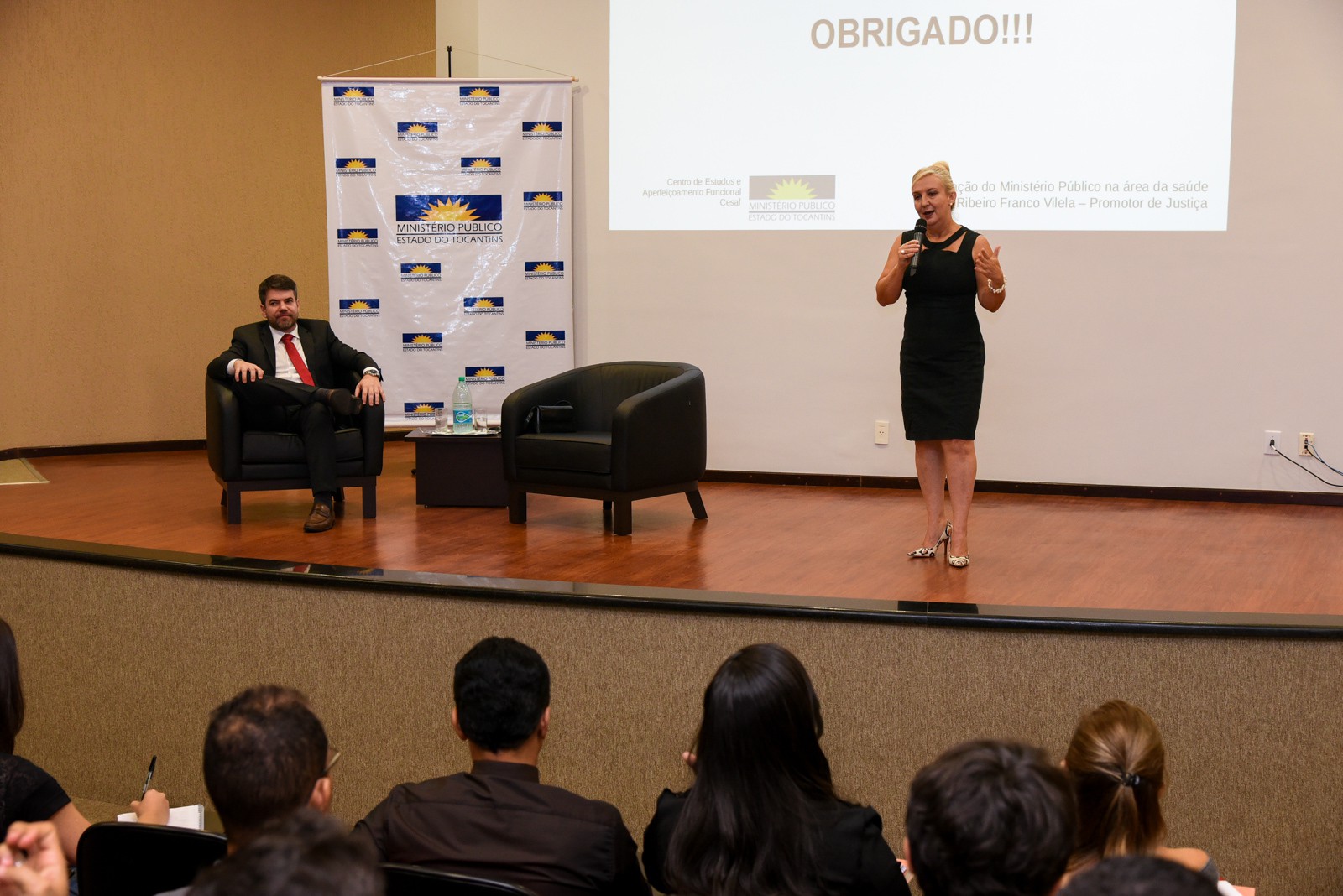 A promotora de Justiça aposentada Maria Roseli de Almeida Pery foi convidada para falar aos estudantes