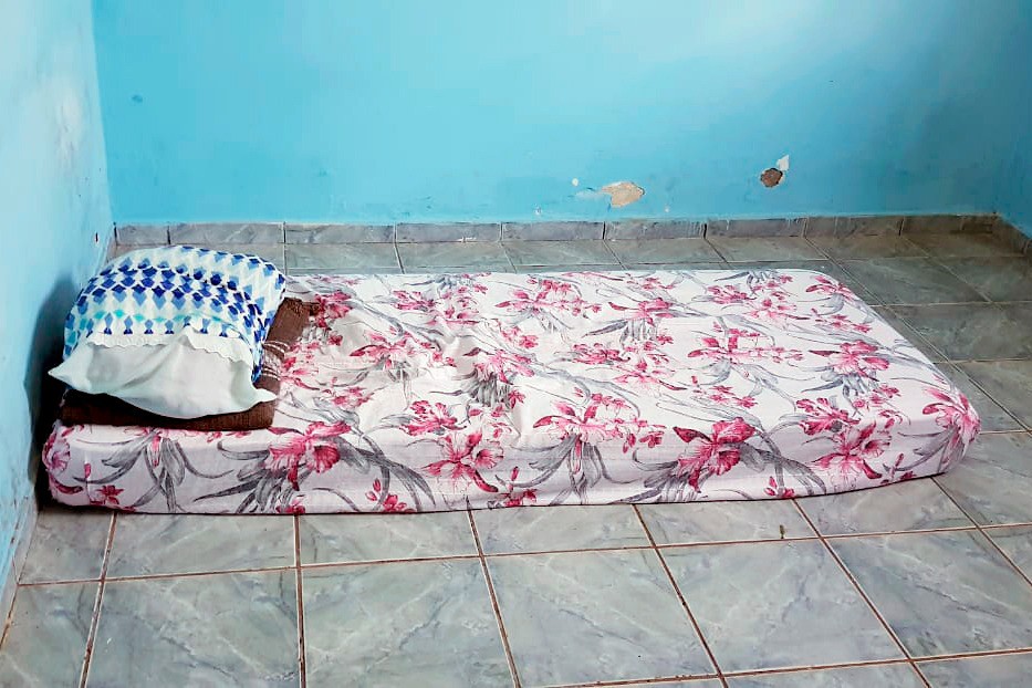 Adolescentes dormem em colchões no chão pela falta de cama