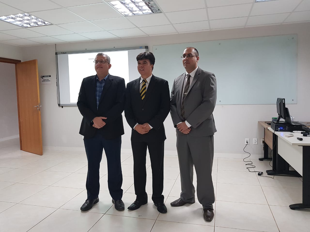 O promotor de Justiça Luiz Francisco de Oliveira no centro da foto