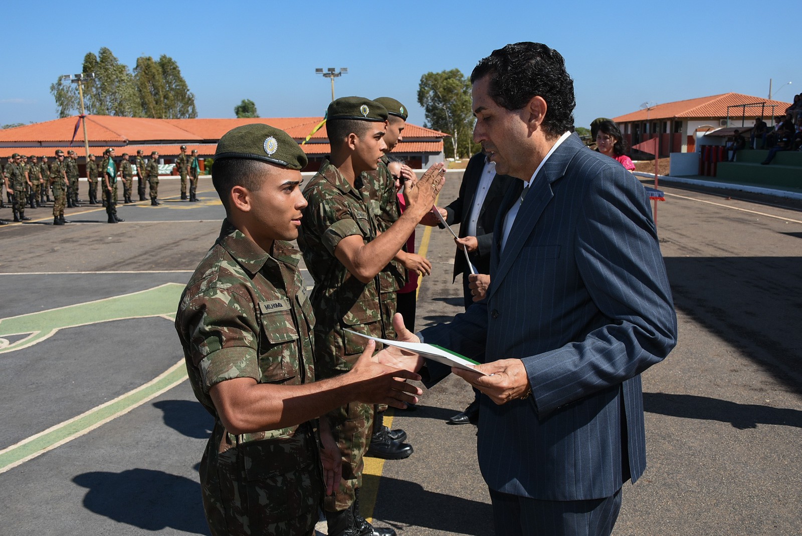 PGJ entrega diploma a soldado homenageado (Foto: Ronaldo Mitt)