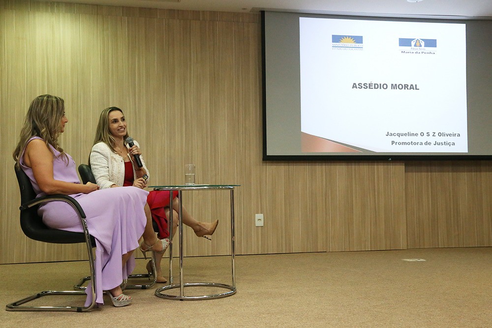 Coordenadora do Núcleo Maria da Penha do MPE, Promotora de Justiça Jacqueline Orofino fala aos presentes