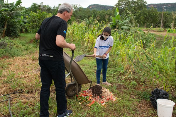 Oficina de compostagem na ETI Fidêncio Bogo