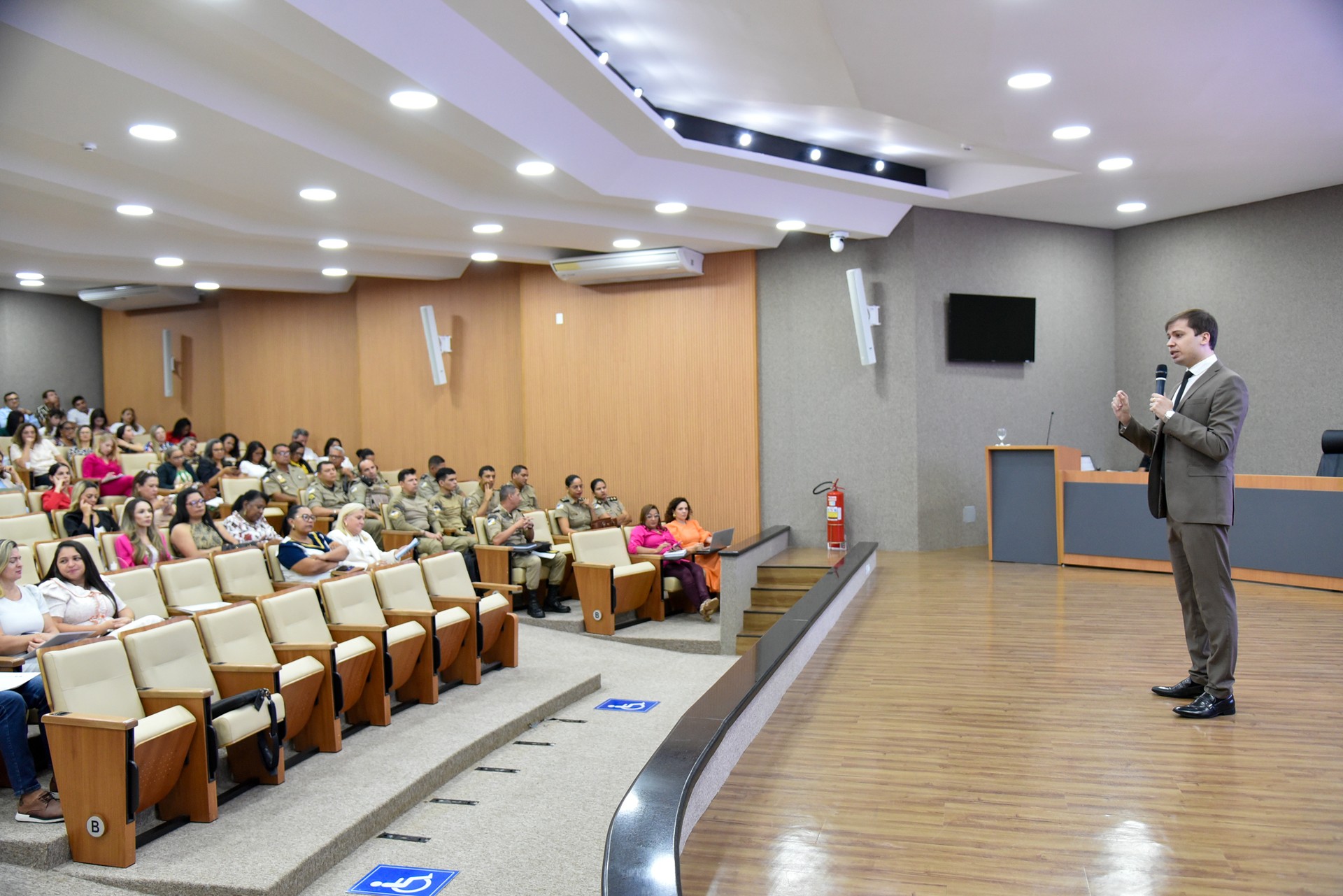 A abertura contou com a palestra “A efetivação dos direitos das mulheres vítimas de violência pelo Ministério Público”, ministrada pelo promotor de Justiça do Ministério Público do Paraná (MPPR) Thimotie Aragon Heemann.