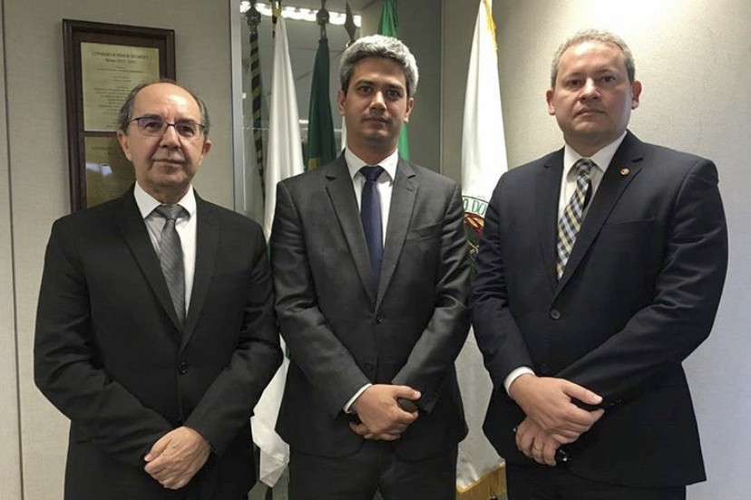 Luciano Casaroti ao lado do atual presidente Vitor Hugo (lado esquerdo) e do presidente eleito Maonel Murrieta (lado esquerdo)