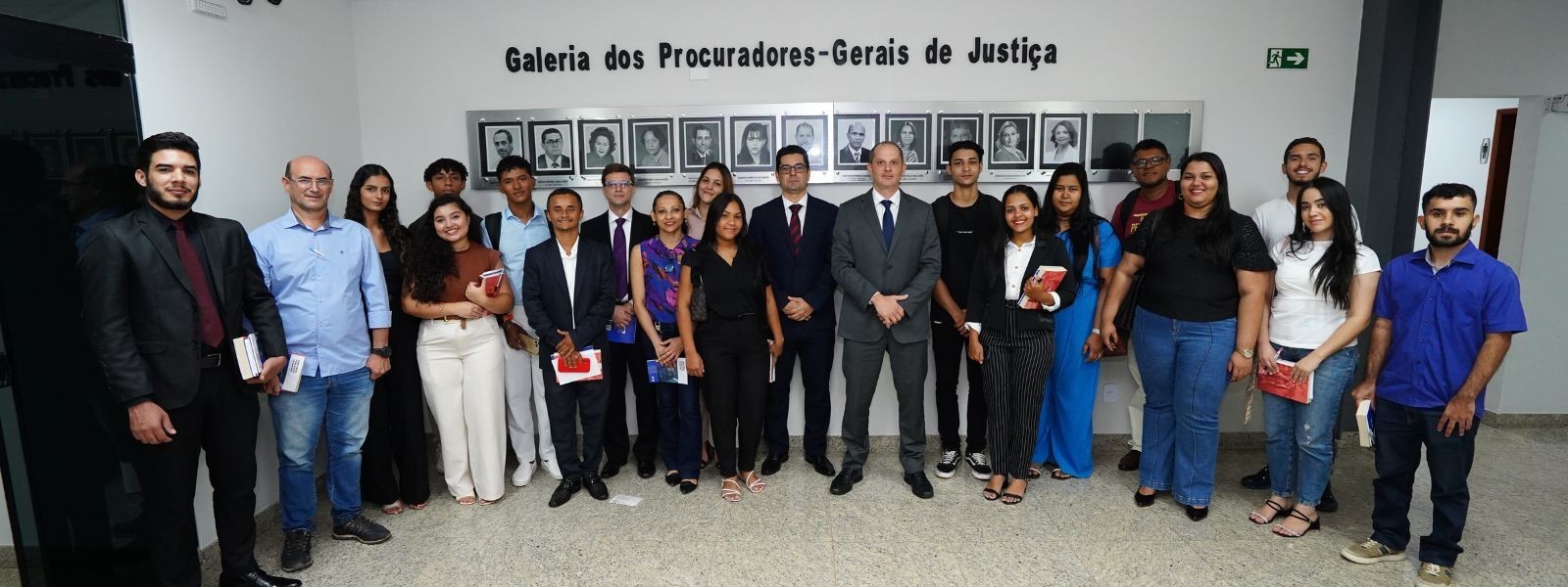 Acadêmicos do Unitop em visita ao MPTO