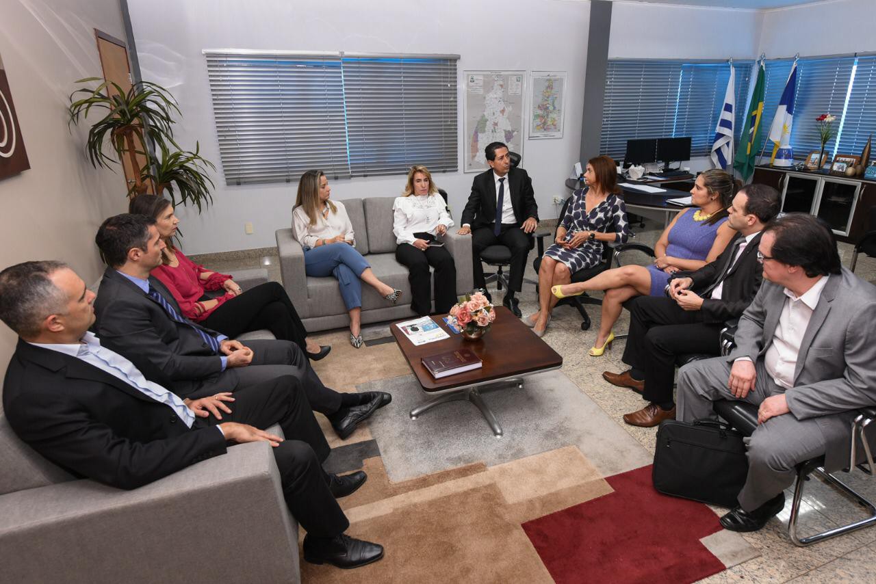 Entrega simbólica ocorreu no gabinete do PGJ