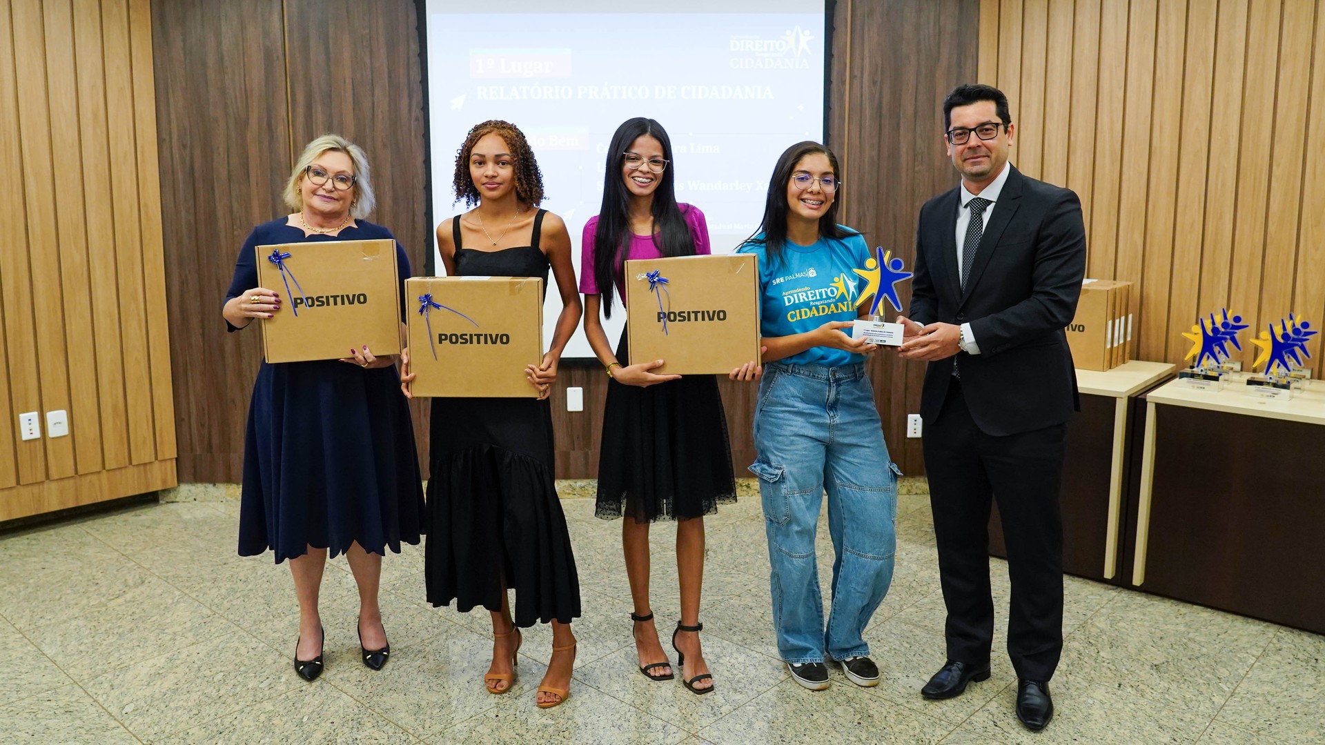 Estudantes vencedoras da Escola Cívico-Militar Maria dos Reis Alves Barros