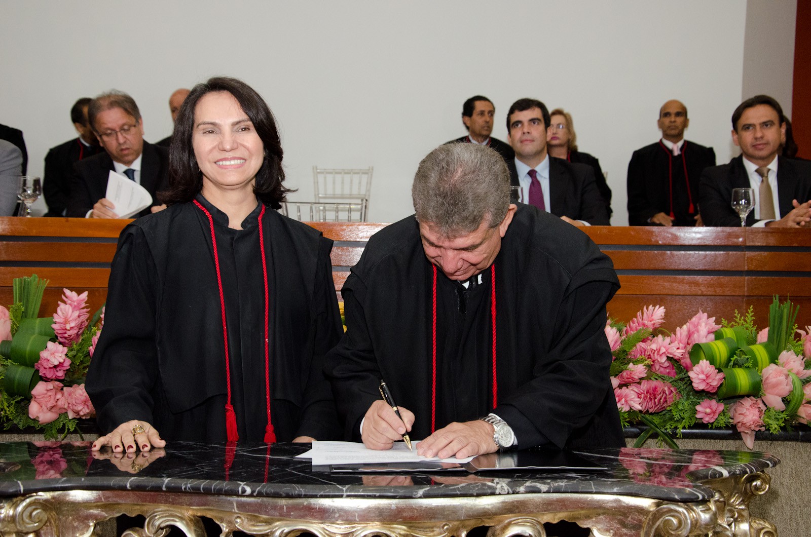 Procurador-Geral de Justiça ao assinar termo de posse