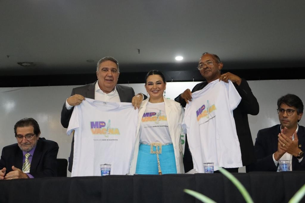 Promotora de Justiça entrega camisetas do programa MP na Vacina a autoridades