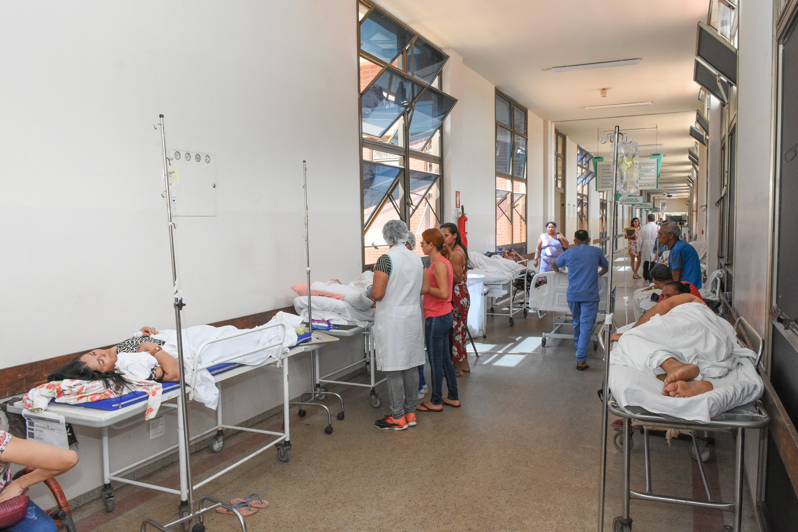 Pacientes no corredor do hospital