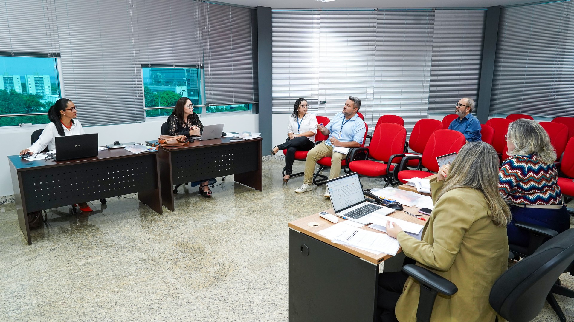Representantes da Área de Promoção e Assistência à Saúde, Candice Cristiane Barros Santana Novaes, e da Ouvidoria do MPTO, Thiago do Prado Silvério, apresentam setores às avaliadoras do CEE